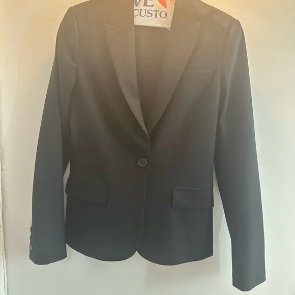 REVOLVE X THEORY Etiennette Blazer Size: 4, like new condition, in Black - Picture 6 of 11